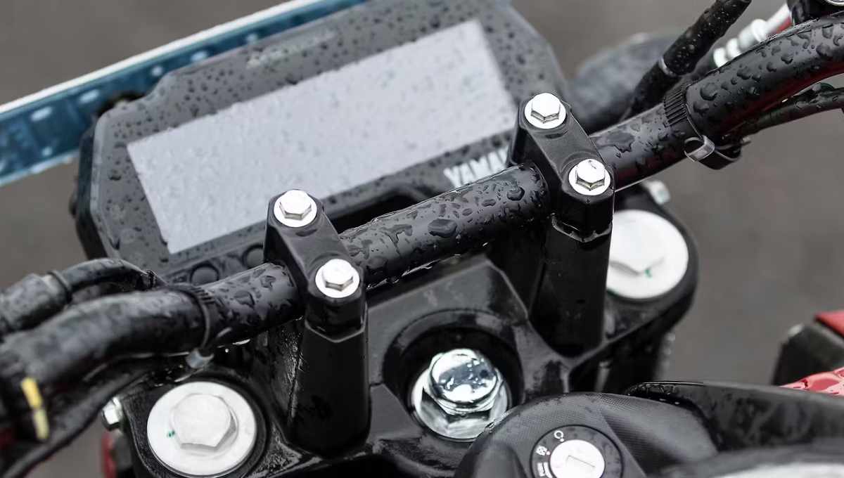 Yamaha FZS FI V4: 149cc Premium Street Fighter with LED Lights and ABS Price Rs1.30 Lakh Yamaha FZS FI V4: 149cc Premium Street Fighter with LED Lights and ABS Price Rs1.30 Lakh