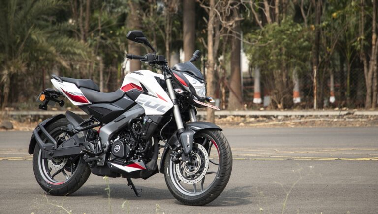 Bajaj Pulsar NS200 2025: 24.13 BHP Power, LED Headlights and Stylish Design at Rs1.60 Lakh