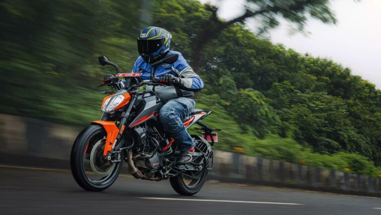 KTM 160 Duke 2025 Sporty Design, 18.73 BHP Power, Dual-Channel ABS and Starting Price Rs1.70 Lakh